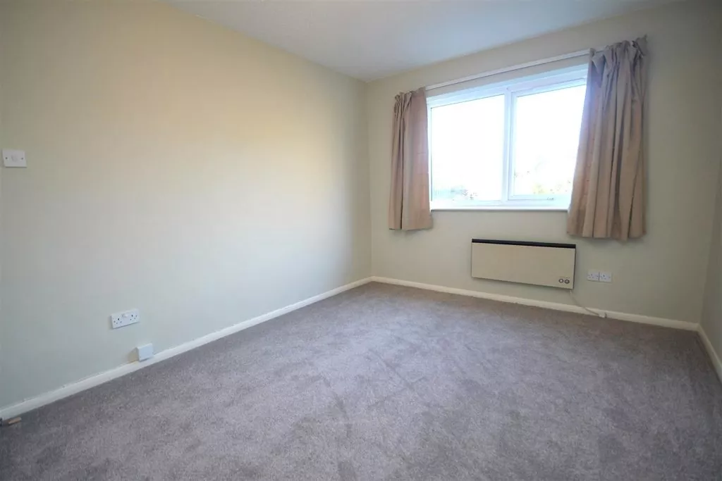 Flat Emlyn Lane in Mole Valley
