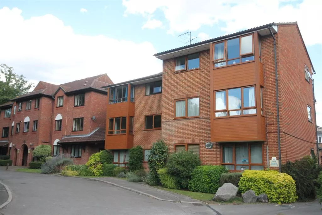 Flat Emlyn Lane in Mole Valley