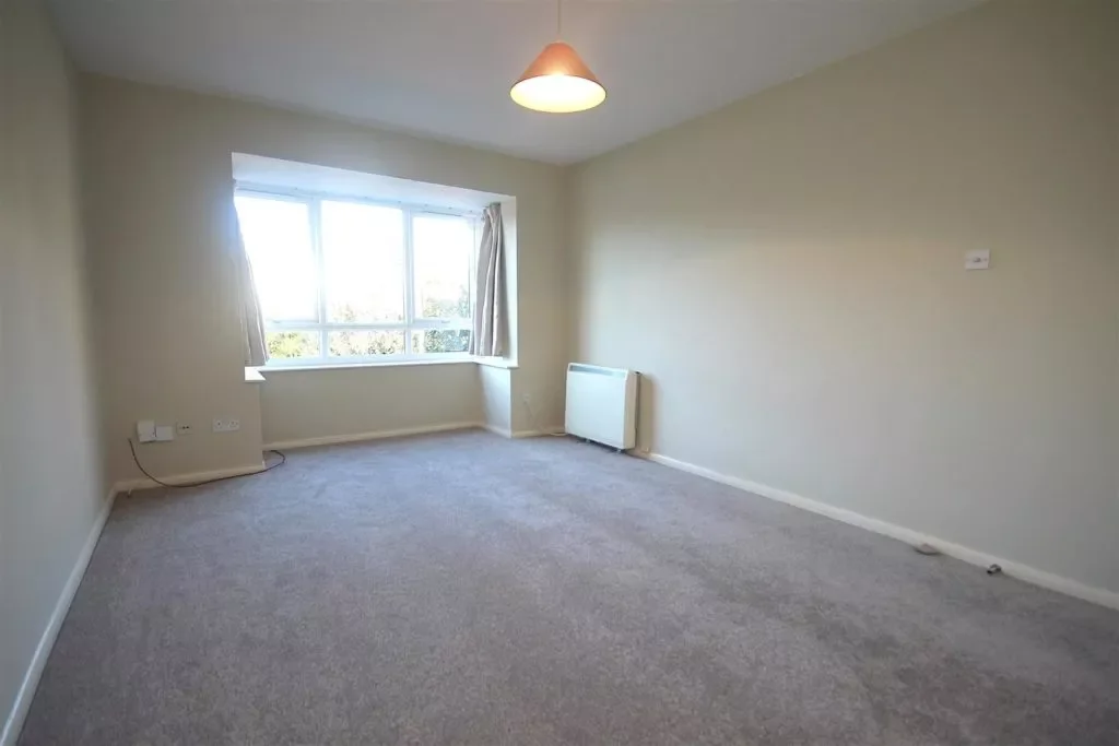 Flat Emlyn Lane in Mole Valley