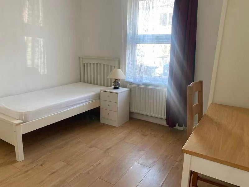 Room Queen Street in Greater London