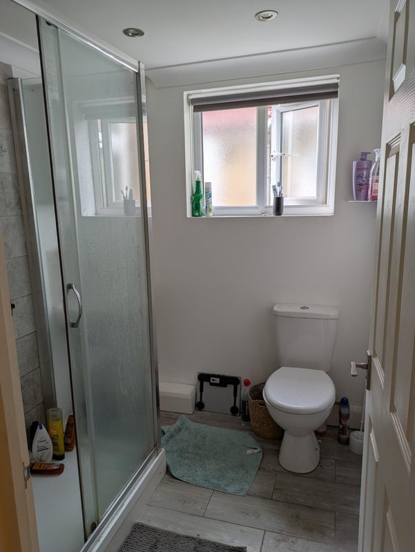 Room Commercial Way in Greater London
