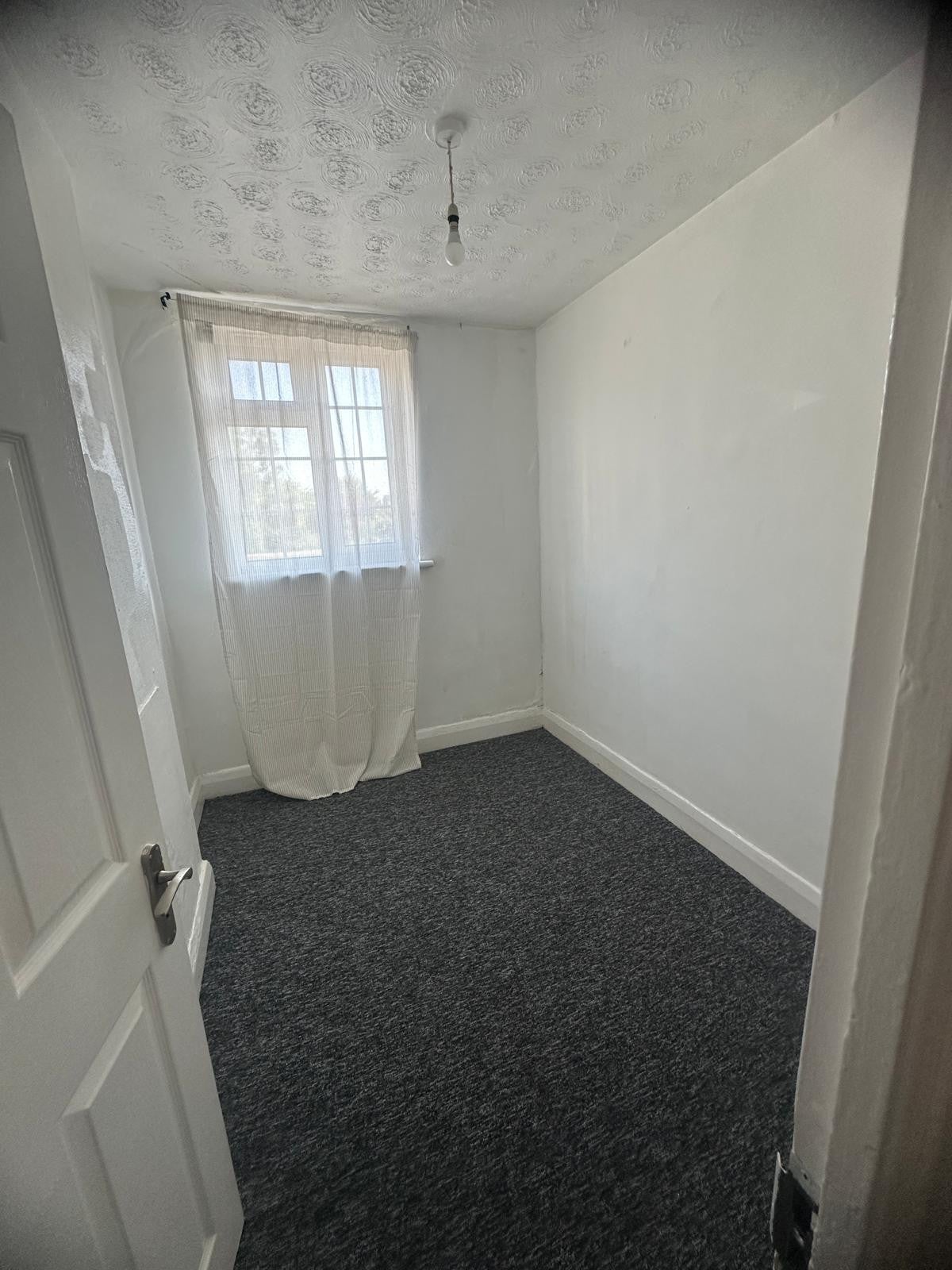 Flat Longbridge Road in Greater London