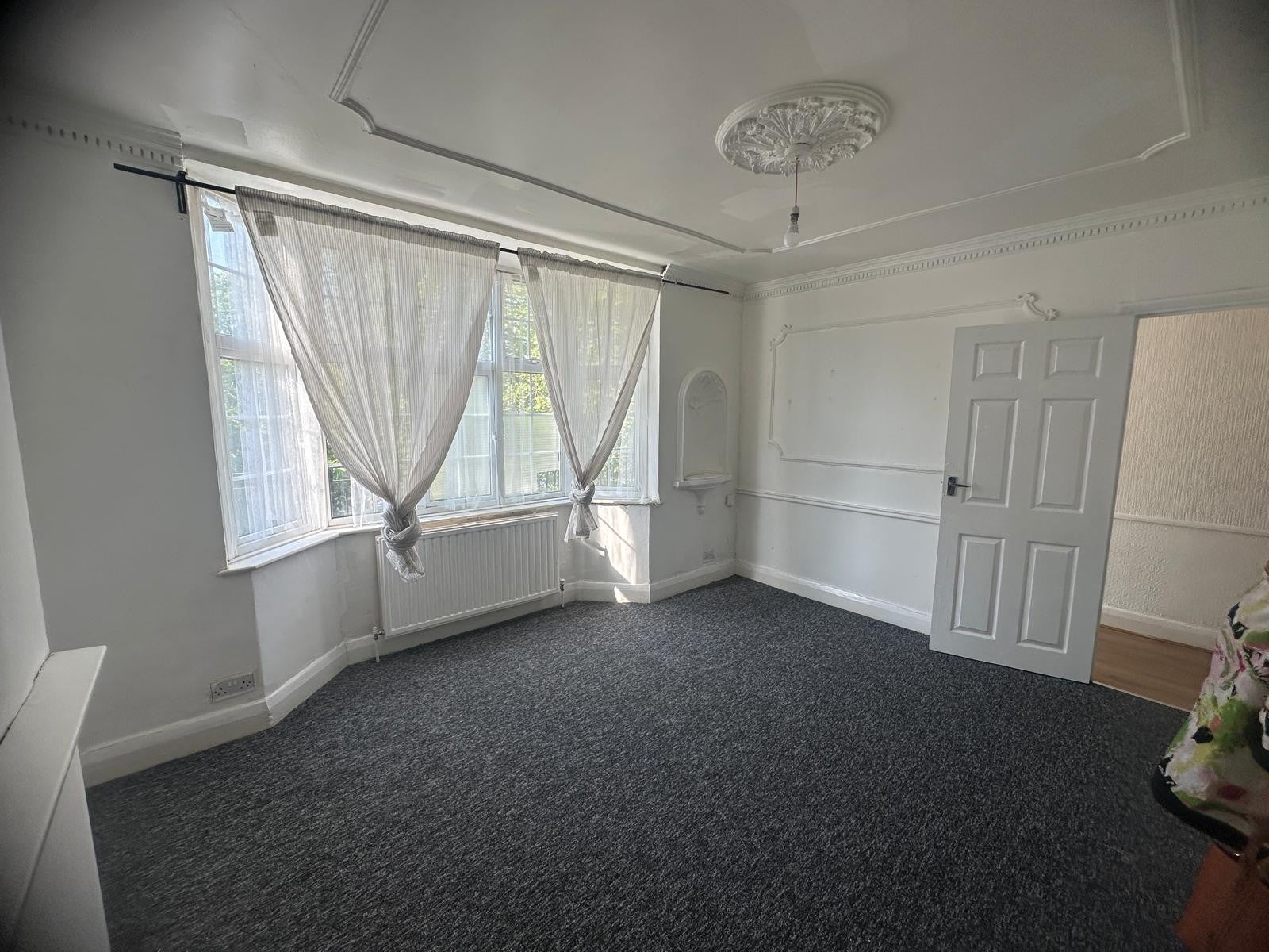 Flat Longbridge Road in Greater London