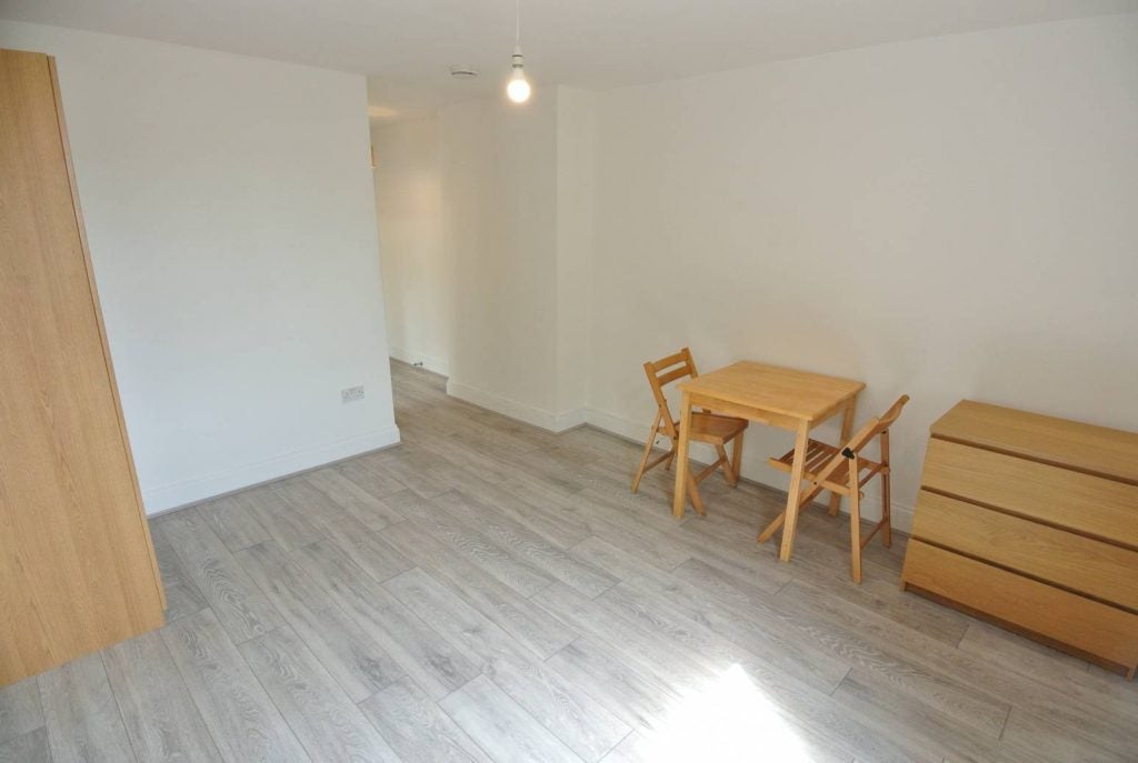 Room Hythe Road in Greater London