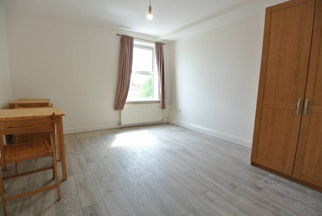Room Hythe Road in Greater London