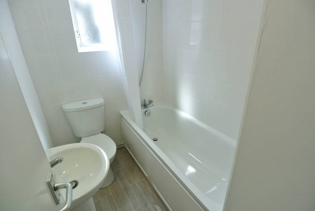 Room Hythe Road in Greater London