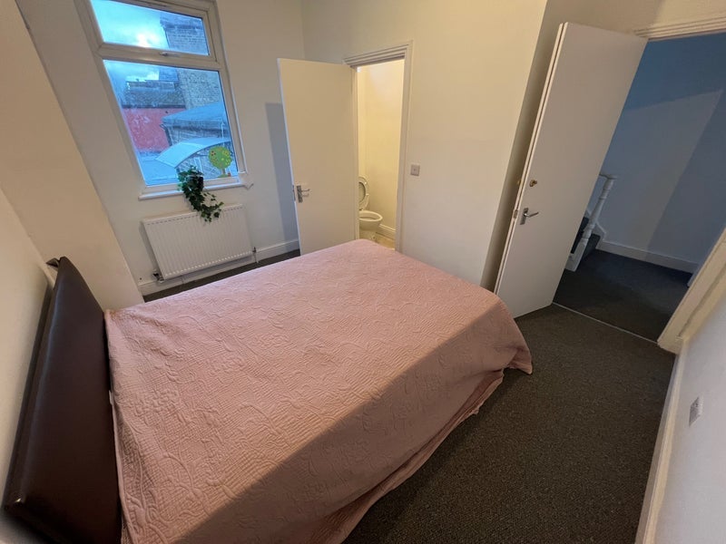 Room Myddleton Road in Greater London