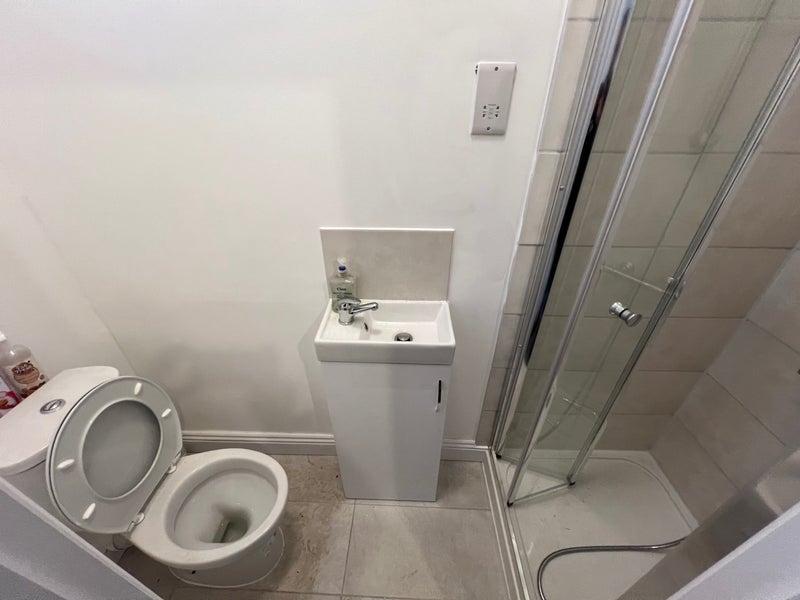 Room Myddleton Road in Greater London