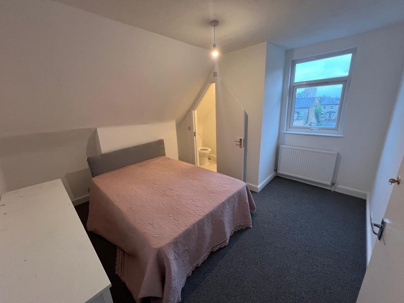 Room Myddleton Road in Greater London
