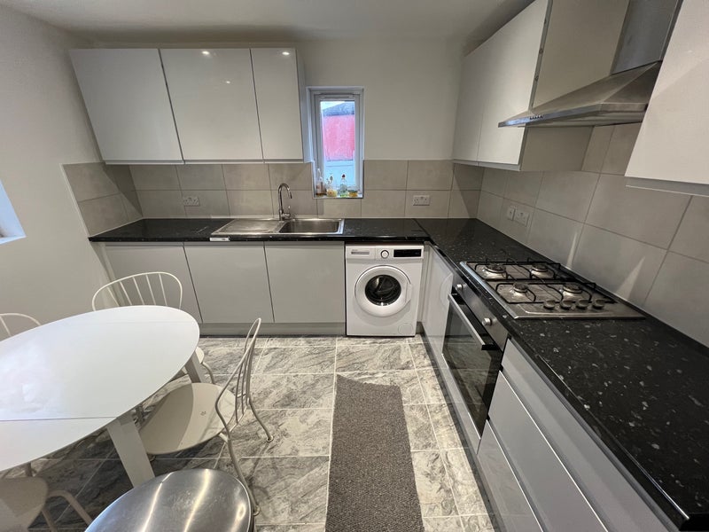 Room Myddleton Road in Greater London