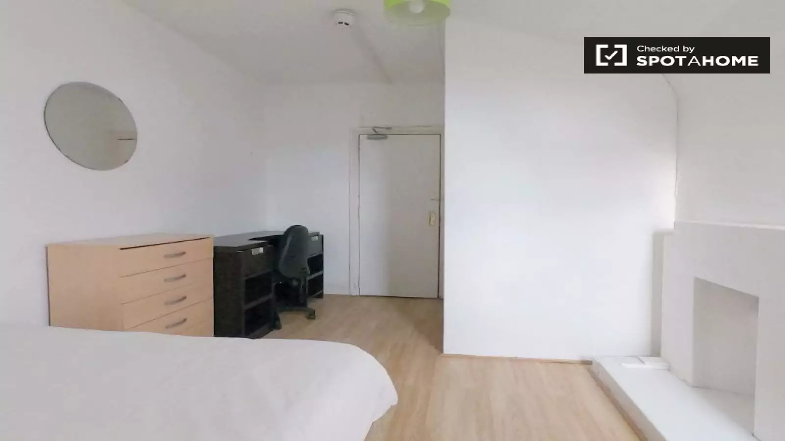 Room West Green Road in Greater London