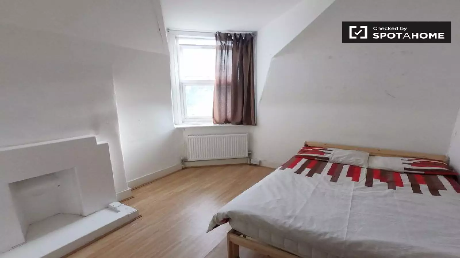 Room West Green Road in Greater London
