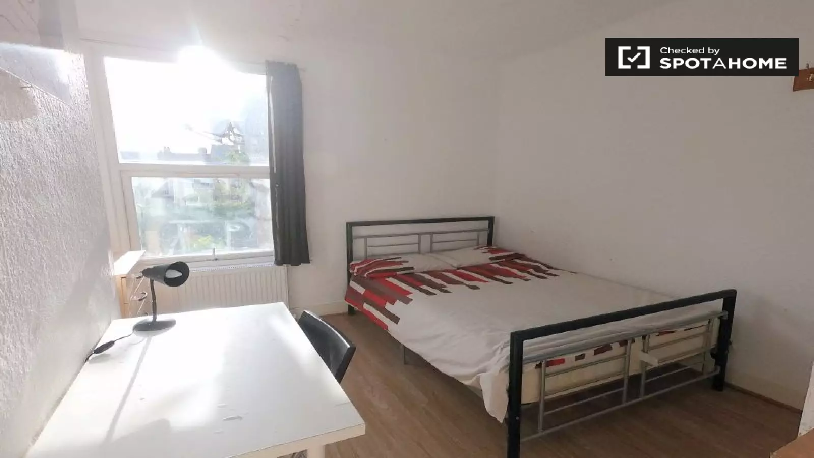 Room West Green Road in Greater London