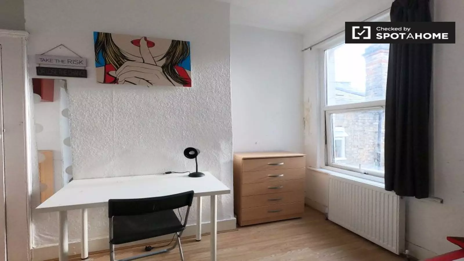 Room West Green Road in Greater London