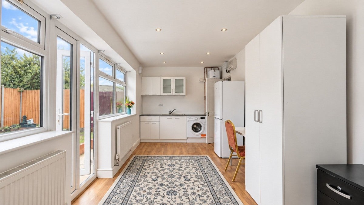 Flat Howard Close in Greater London
