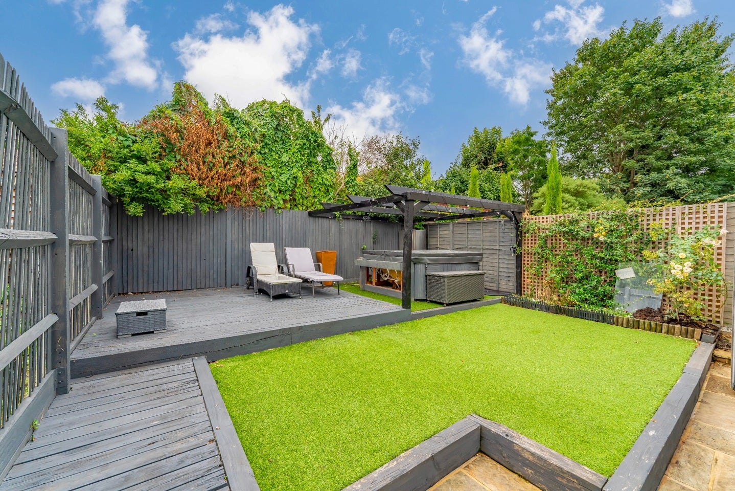 Flat Coldershaw Road in Greater London