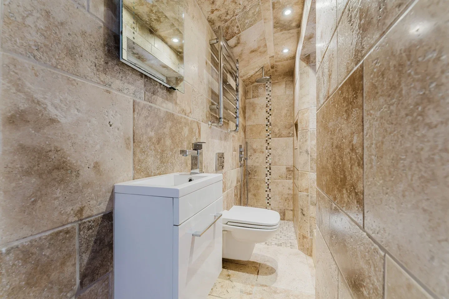 Flat Coldershaw Road in Greater London