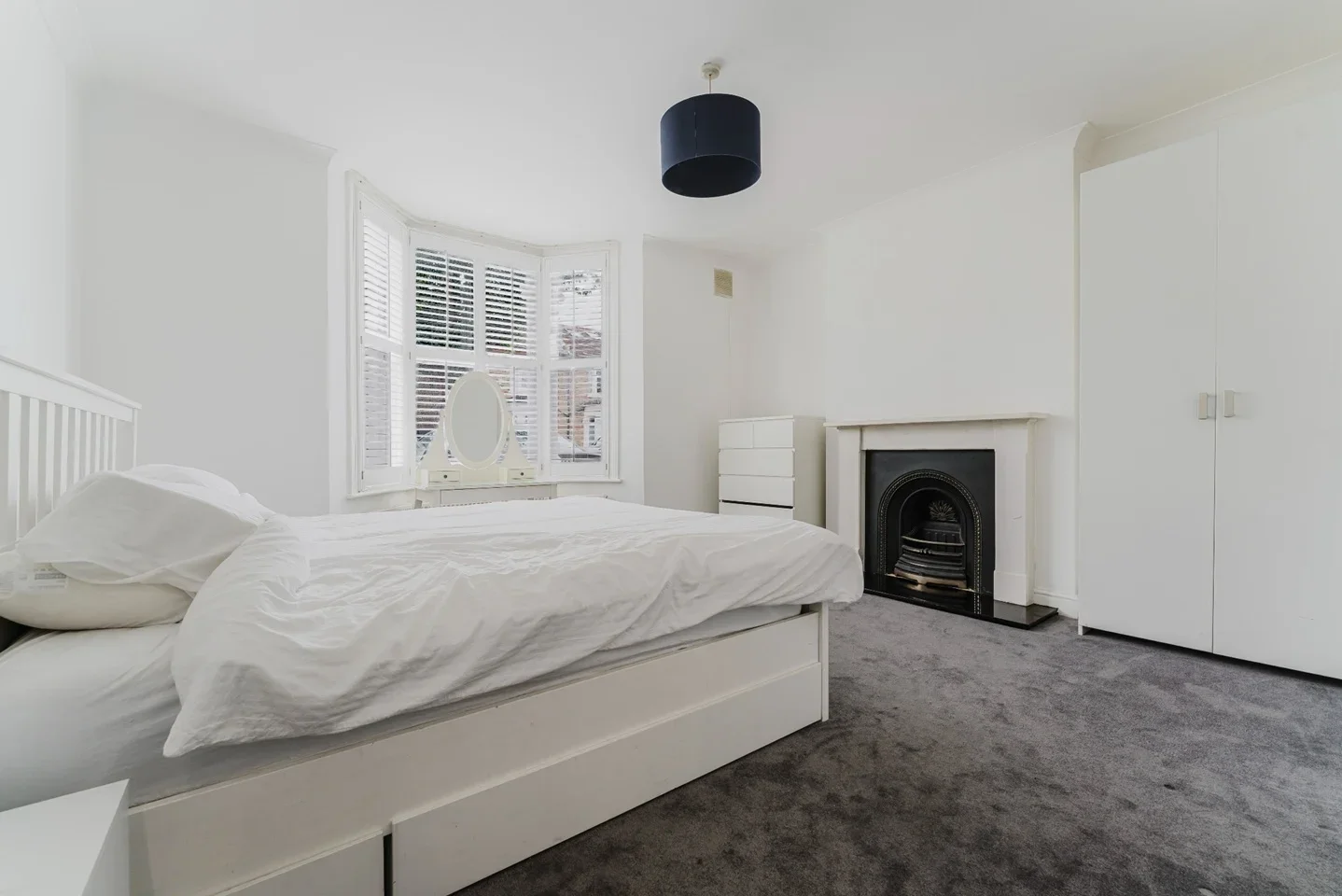 Flat Coldershaw Road in Greater London