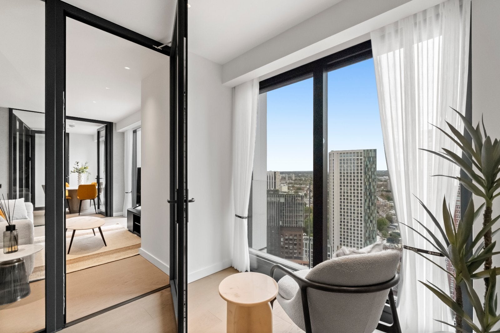 Flat Nine Elms Lane in Greater London
