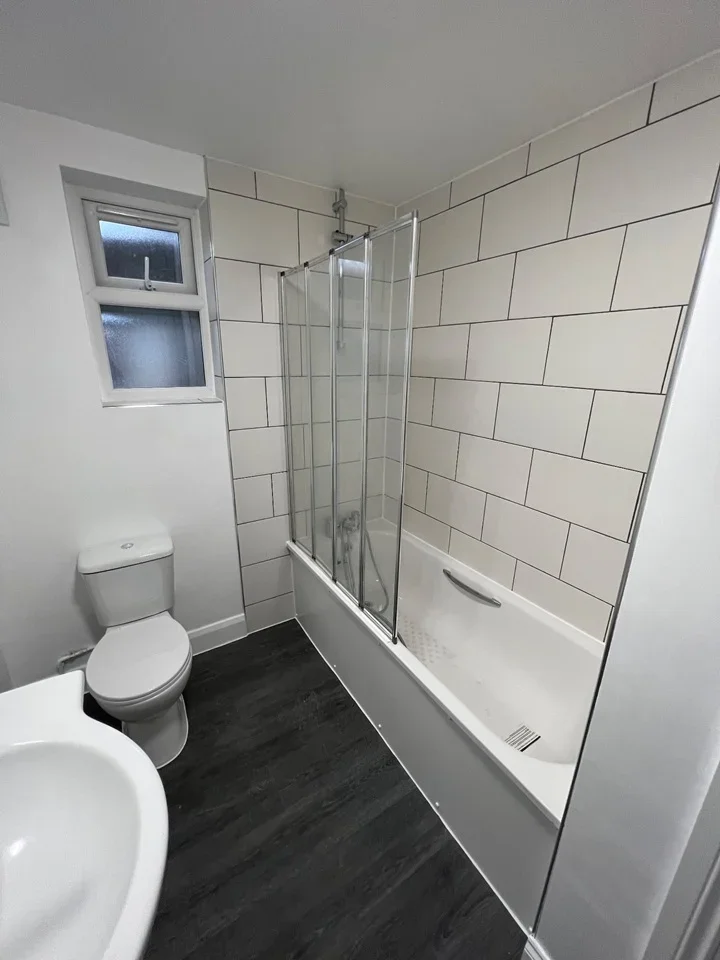 Room Llanover Road in Greater London