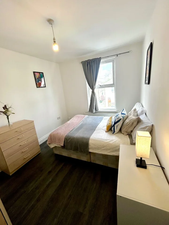 Room Llanover Road in Greater London