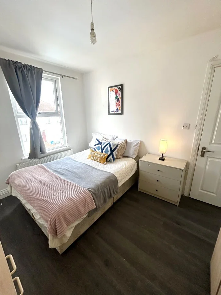 Room Llanover Road in Greater London