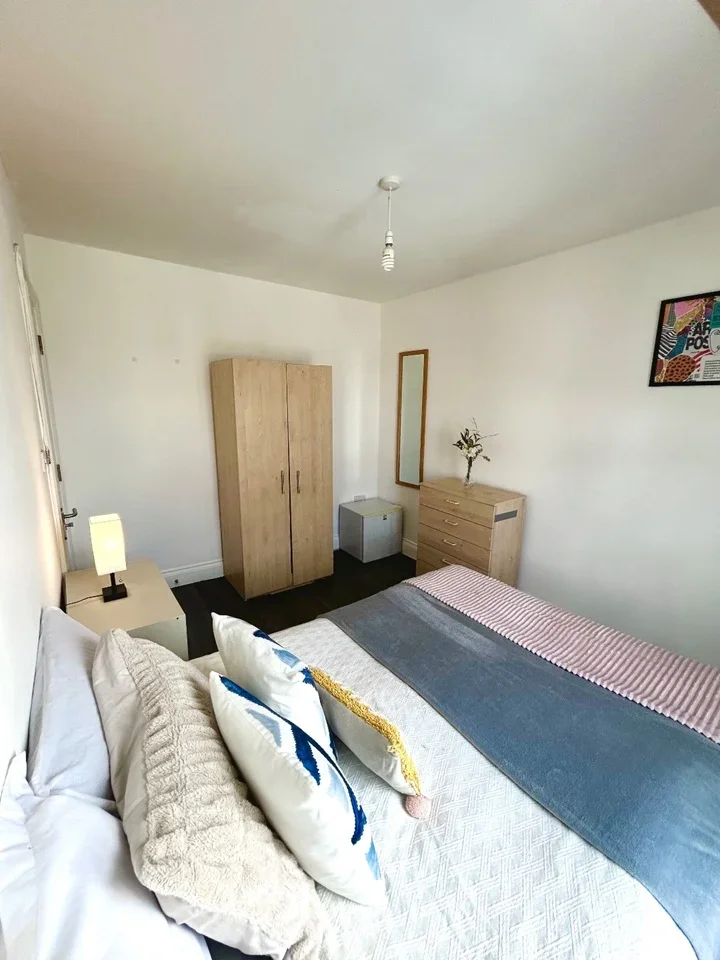 Room Llanover Road in Greater London