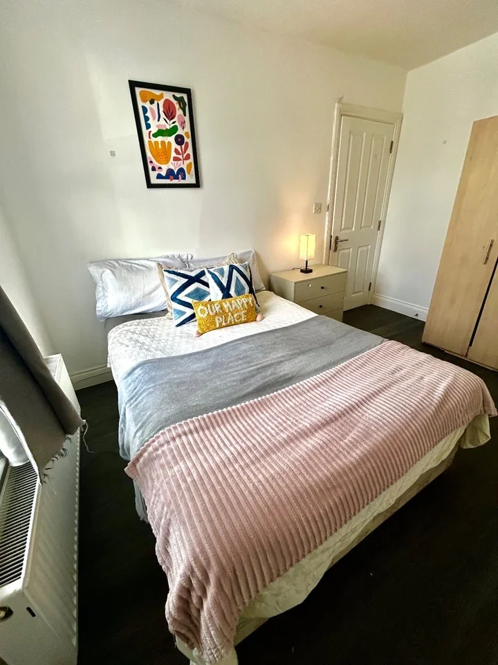 Room Llanover Road in Greater London