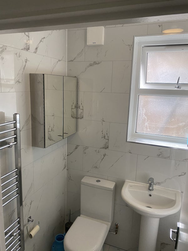 Room High Road Leyton in Greater London