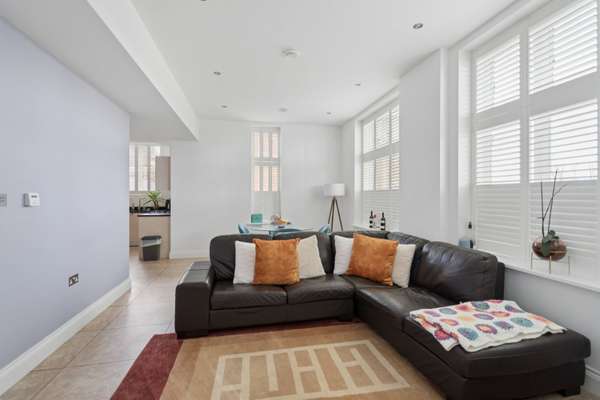Flat Royal Connaught Drive in Hertsmere