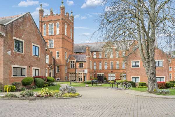 Flat Royal Connaught Drive in Hertsmere