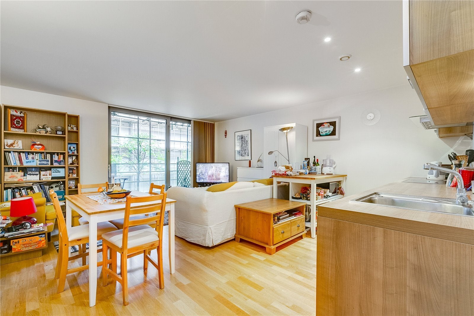 Flat Avenell Road in Greater London