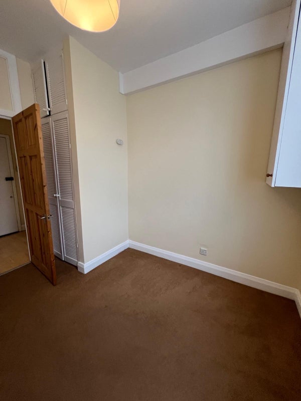 Room Woodbury Park Road in Greater London