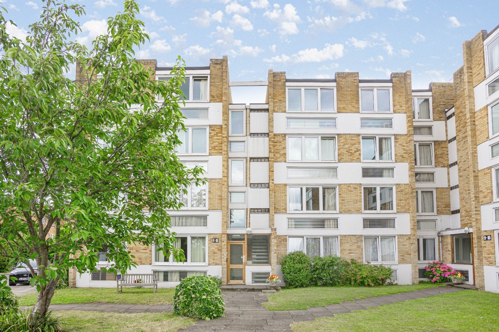 Flat Mortlake Road in Greater London