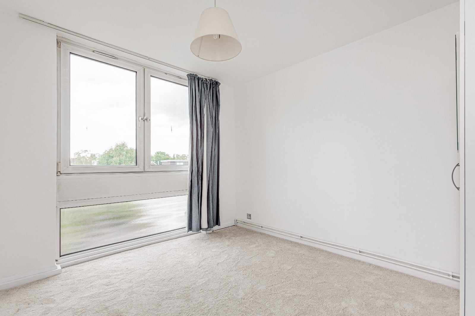 Flat Mortlake Road in Greater London