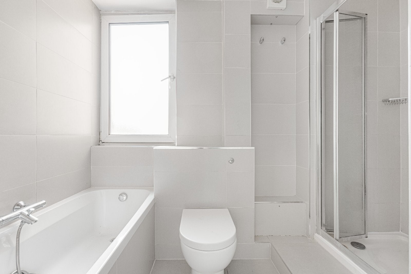 Flat Mortlake Road in Greater London