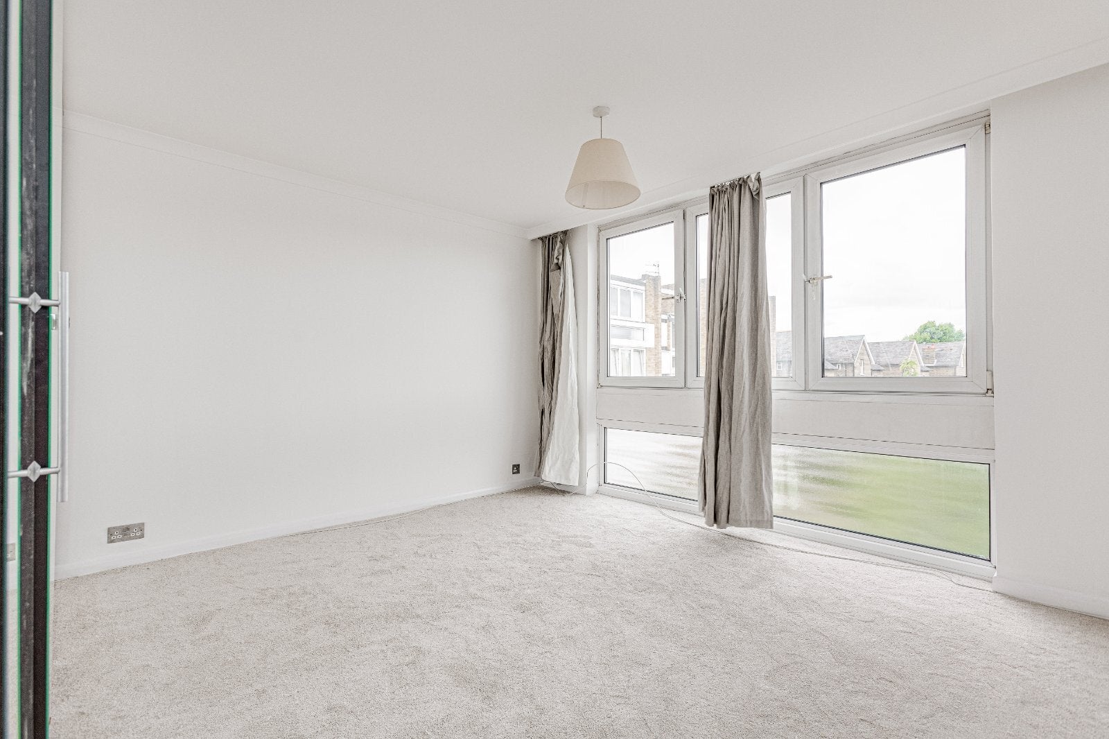 Flat Mortlake Road in Greater London