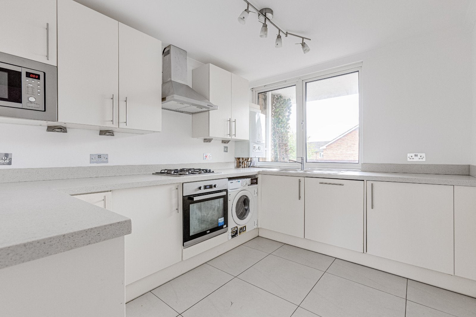 Flat Mortlake Road in Greater London