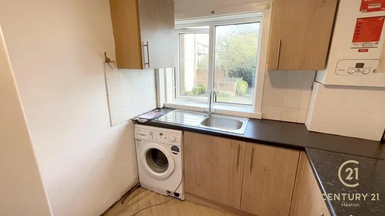 Flat Sandown Close in Greater London