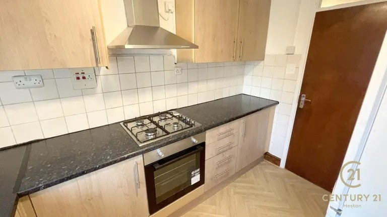 Flat Sandown Close in Greater London