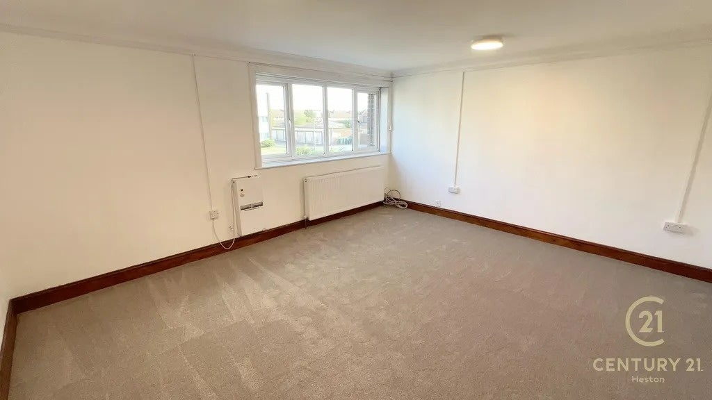 Flat Sandown Close in Greater London