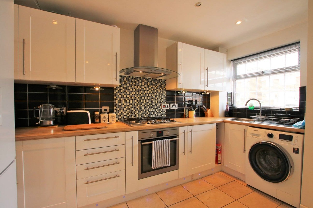 House Lenham Close in Winnersh