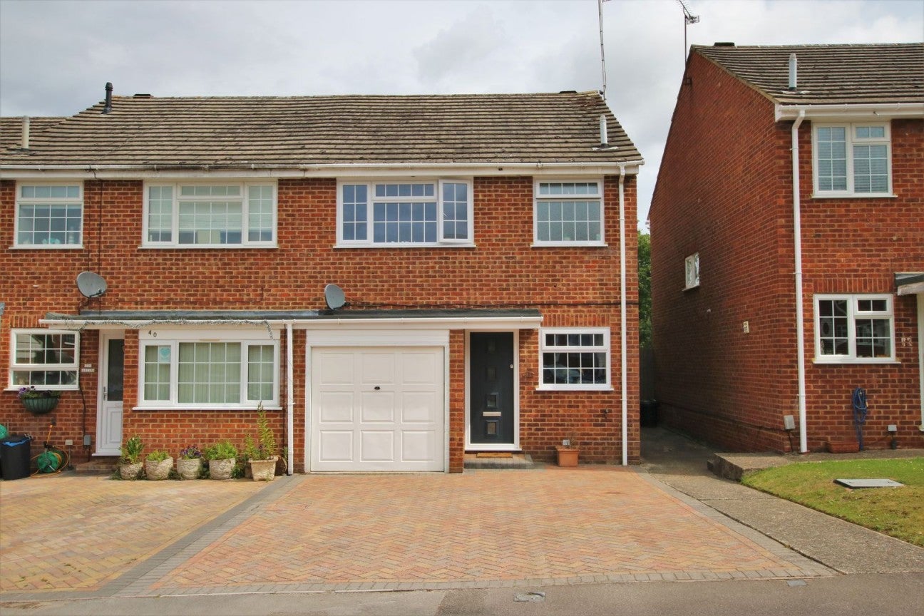 House Lenham Close in Winnersh