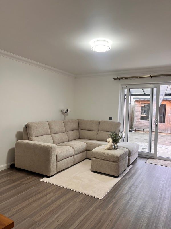 Room Mossend Grove in West Calder