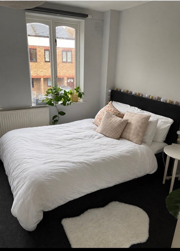 Room Hewison Street in Greater London