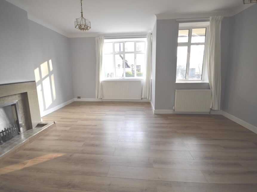 Flat Crescent Court in Greater London