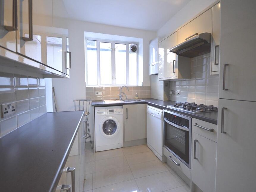 Flat Crescent Court in Greater London