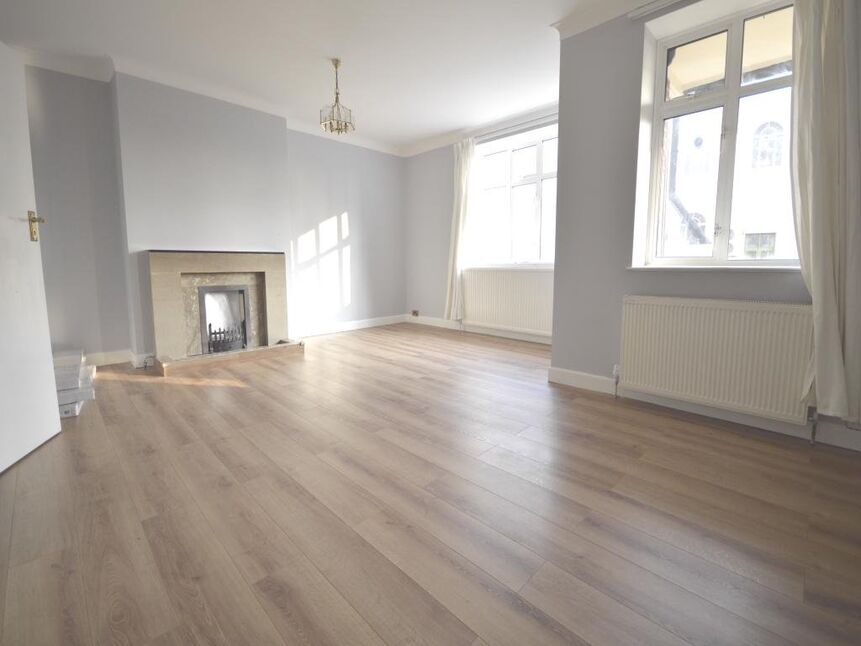 Flat Crescent Court in Greater London