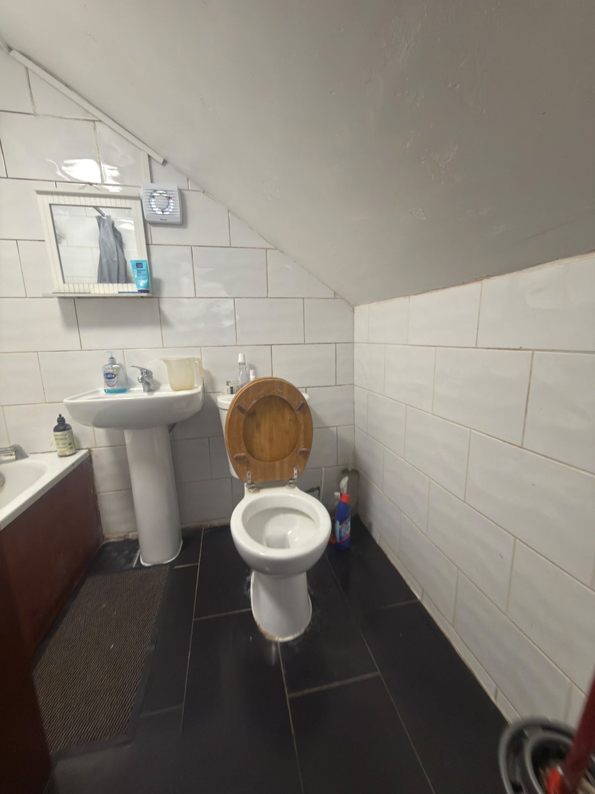 Room High Road in Greater London
