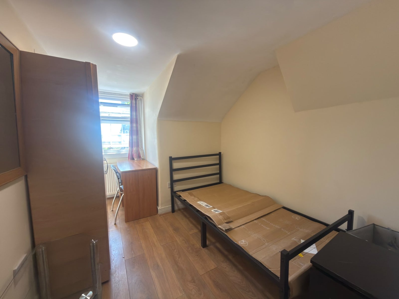 Room High Road in Greater London